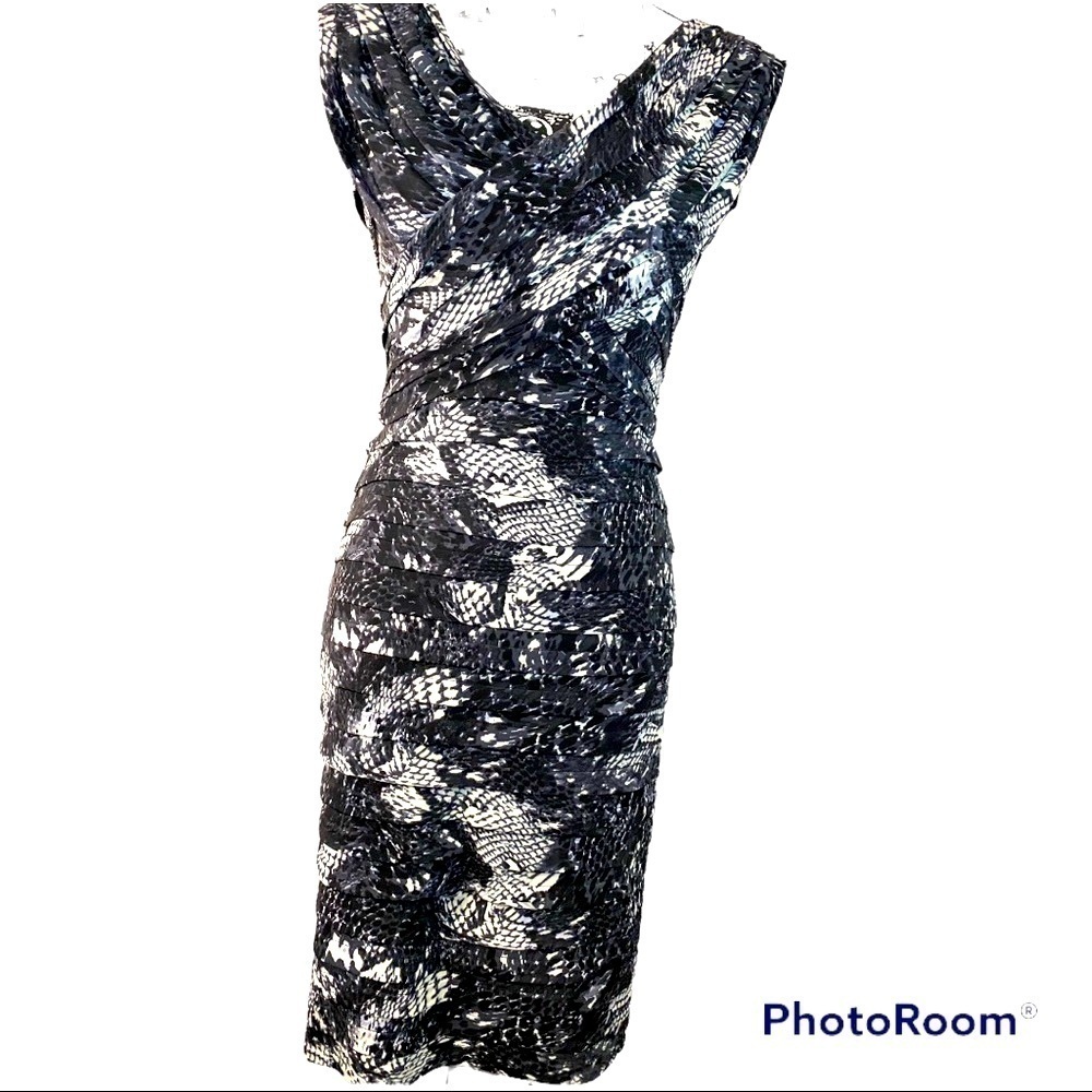Adrianna papell dress tiered woman’s black snakeskin print Size 4. X-05